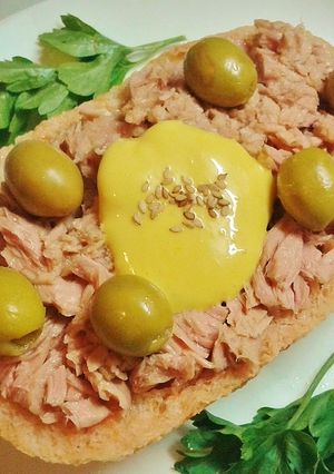 Foto principal de Media tostada con atún y aceitunas