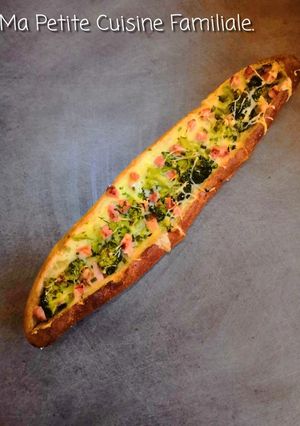 Une photo de Baguette bâteau brocoli, camembert, saucisse