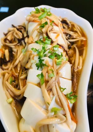 Hình của món Đậu phụ non sốt nấm đùi gà.