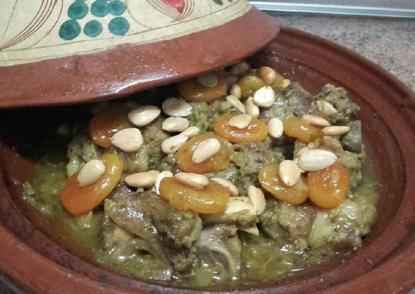 Tajín de cordero con almendras y orejones /comida de Marruecos