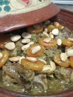 Una foto de Tajín de cordero con almendras y orejones /comida de Marruecos