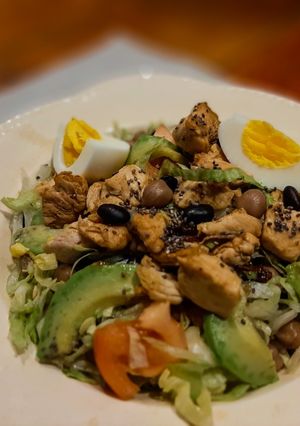 Una foto de Ensalada de legumbres, pollo, palta, huevo y vegetales