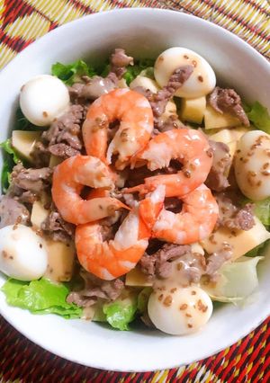 Hình của món Salad bò tôm với 1 chút trứng cút 😋.