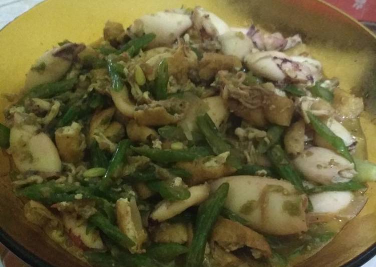 Cara Gampang Menyiapkan Tumis pedas sotong with sayur buncis yang Bisa Manjain Lidah