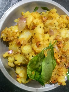 உருளைக்கிழங்கு பொடிமாஸ் (Urulaikilanku podimass recipe in tamil) செய்முறை முக்கிய புகைப்படம்