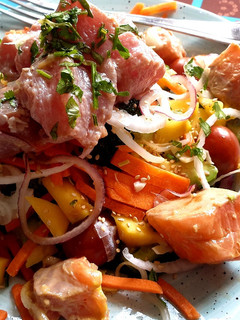 Una foto de Poke Bowl de Atún y Salmón