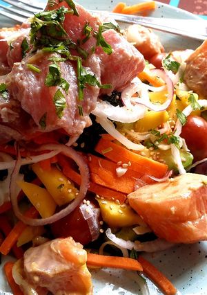 Una foto de Poke Bowl de Atún y Salmón