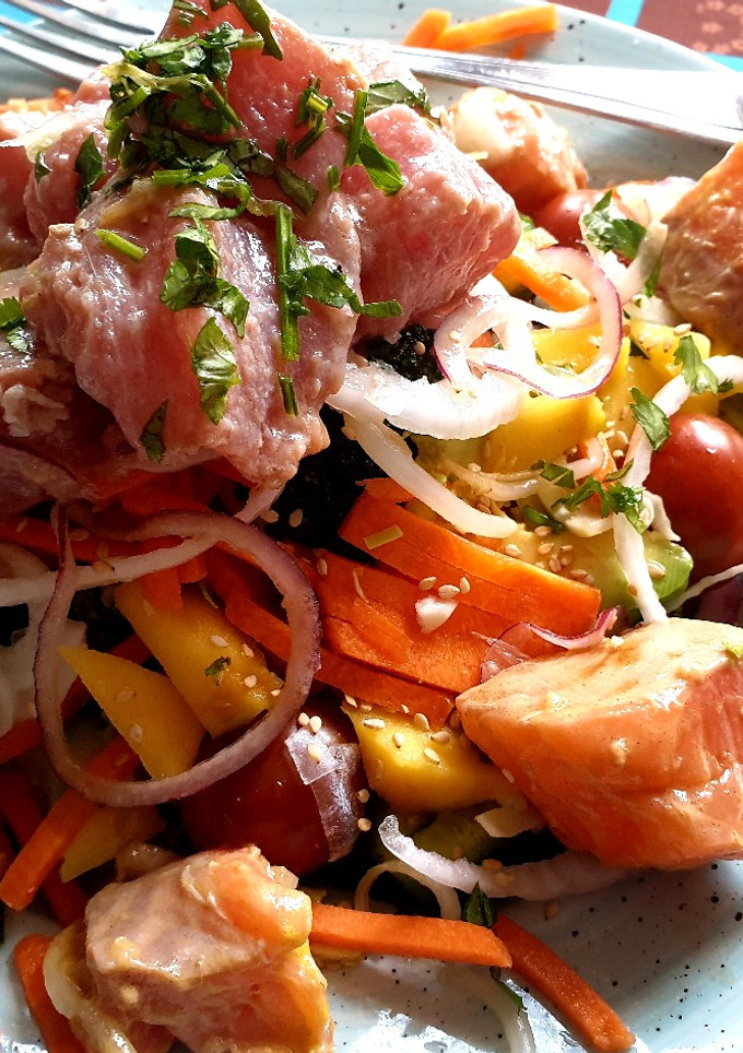 Una foto de Poke Bowl de Atún y Salmón