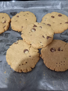 Una foto de Galletas de mantequilla de maní y chips de chocolate (libre de gluten)