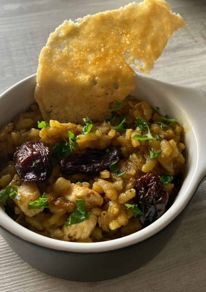 Una foto de Arroz meloso con pechuga de pollo al curry
