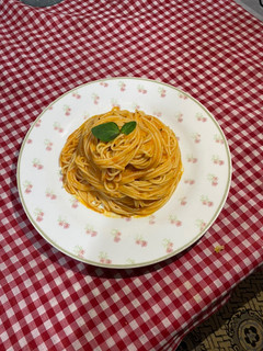 Una foto de Fideos con salsa pomodor 🍅