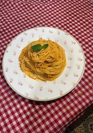 Una foto de Fideos con salsa pomodor 🍅