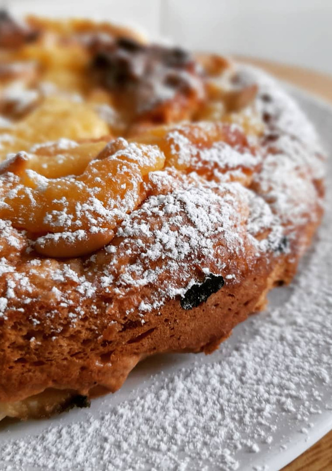 Una foto de Tarta de manzana y crema con piñones sin gluten