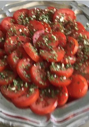 Une photo de Salade de tomates du jardin aux herbes et oignon nouveau