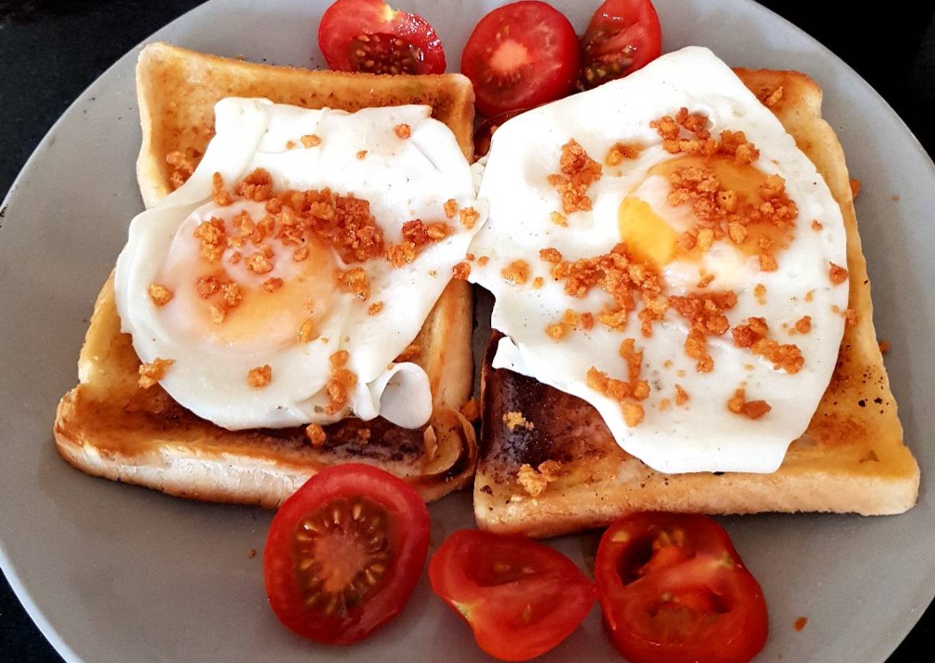 My Simple Fried Egg on Toast with Bacon Crisps and Tomatoes. ðŸ˜˜