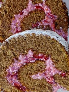 Csokis piskóta édes túróval, és meggyel recept fotója