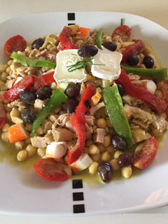Una foto de Ensalada de garbanzos con atún