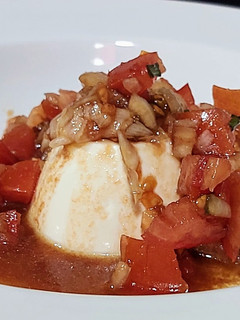 Una foto de Queso fresco con vinagreta de tomate