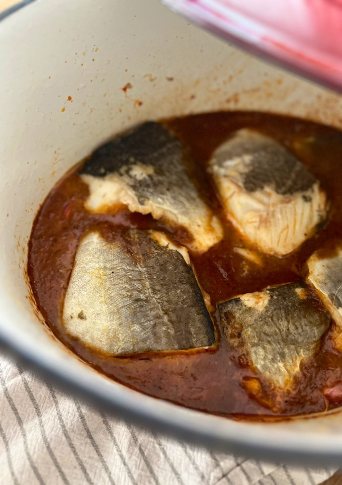 Una foto de Bacalao a la vizcaína ¡pescado en salsa muy rico!