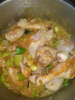 Una foto de Pollo guisado con calabacín