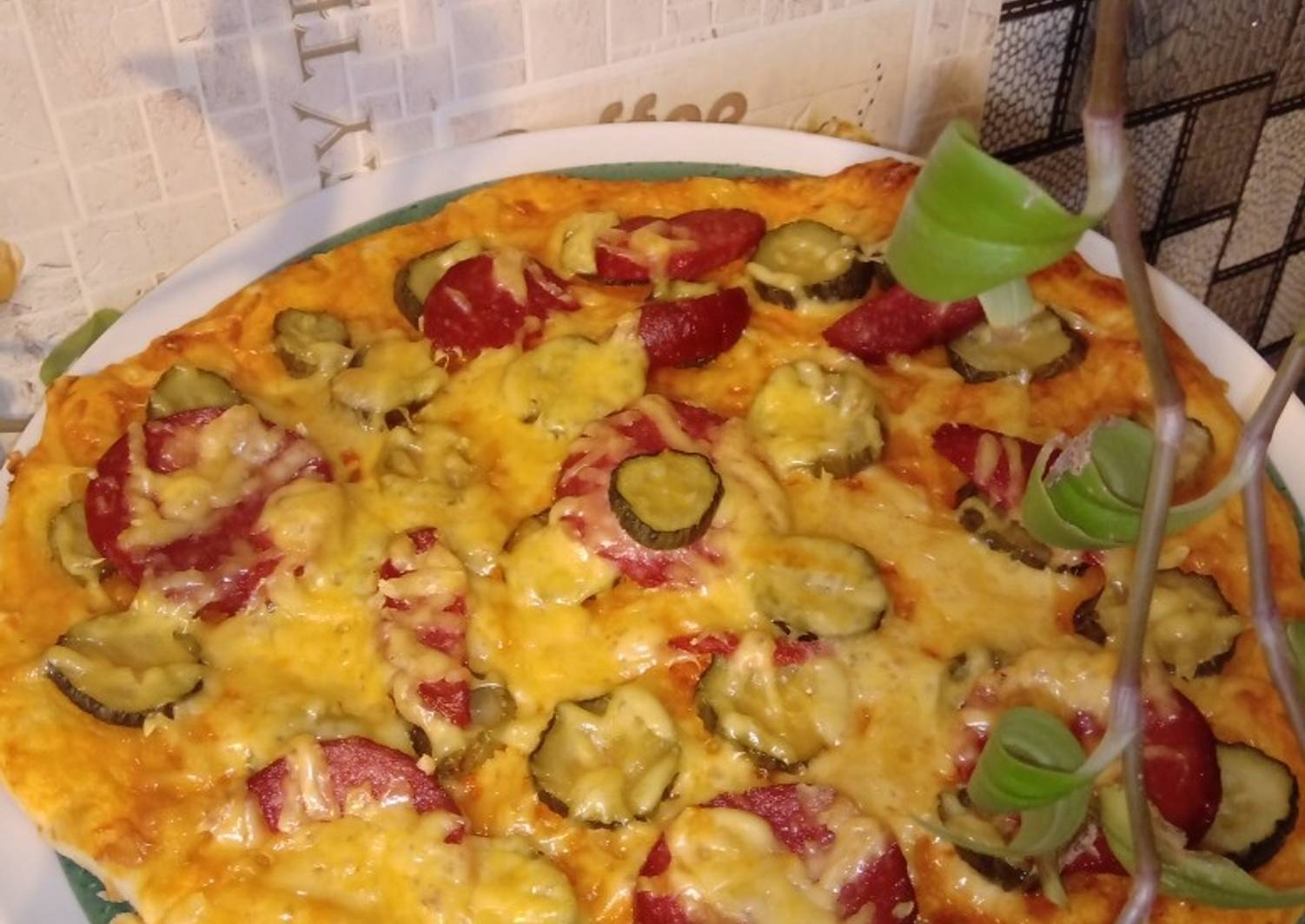 рецепт домашней пиццы в духовке с колбасой и сыром без дрожжей пошаговый фото 91