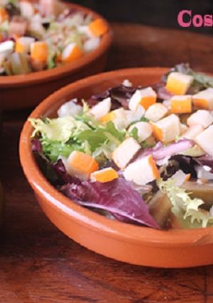 Una foto de Ensalada de surimi con tomate negro