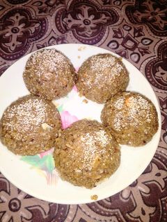 વધેલી રોટલી ના લાડુ રેસીપી મુખ્ય ફોટો