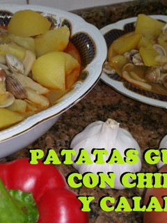 Una foto de Patatas guisadas con chirlas y calamar