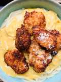 Fideos en salsa huancaína con pollo en trozos