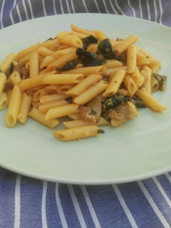 Una foto de Macarrones con setas y alga wakame