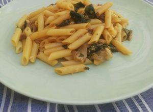 Una foto de Macarrones con setas y alga wakame