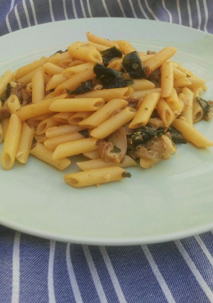 Una foto de Macarrones con setas y alga wakame