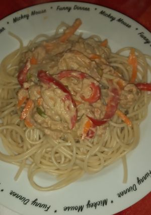 Una foto de Spaghettis con vegetales salteados y atún