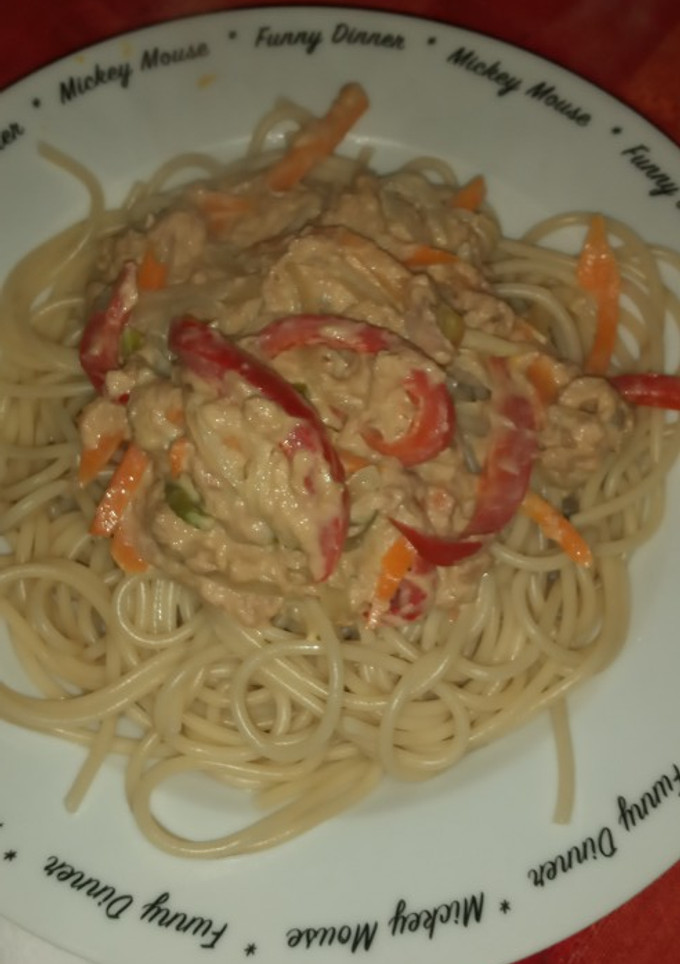 Una foto de Spaghettis con vegetales salteados y atún