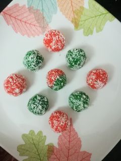 કોકોનટ બોલ (coconut ball recipe in gujarati) રેસીપી મુખ્ય ફોટો