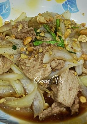 Hình của món Bò xào củ hành đậu phộng.