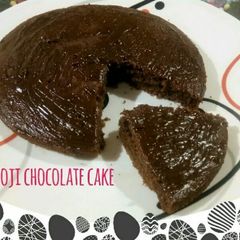 A picture of Sooji chocolate cake in cooker.