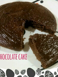 A picture of Sooji chocolate cake in cooker.