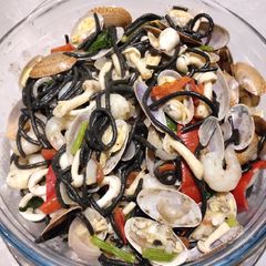 A picture of Seafoood Black Pasta.
