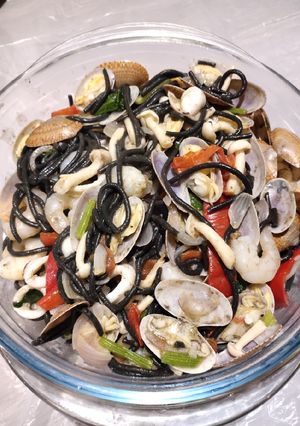 A picture of Seafoood Black Pasta.