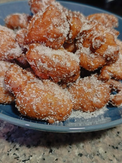 Una foto de Buñuelos de manzana 🍎