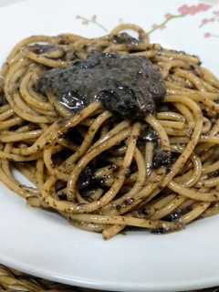 Una foto de Espaguetis a la carbonara con setas