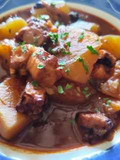 Una foto de Guiso de Pulpo con Patatas en Salsa de Tomate, Humo y Café