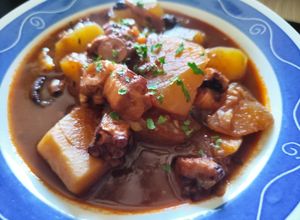 Foto principal de Guiso de Pulpo con Patatas en Salsa de Tomate, Humo y Café
