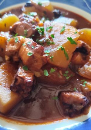Una foto de Guiso de Pulpo con Patatas en Salsa de Tomate, Humo y Café