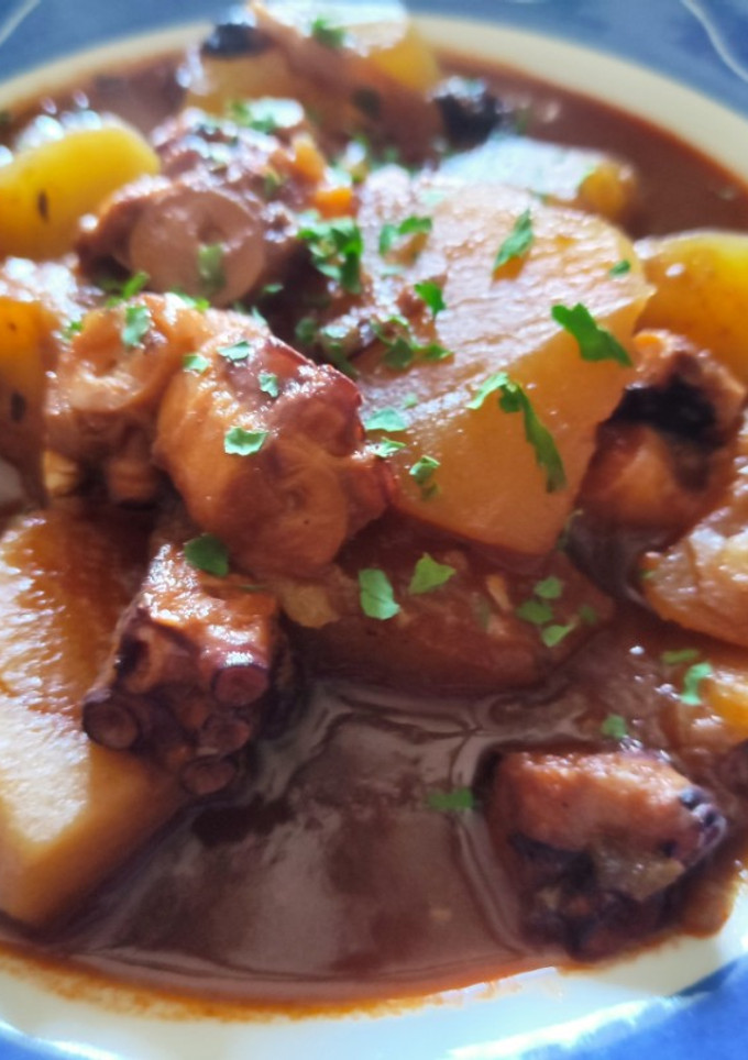 Una foto de Guiso de Pulpo con Patatas en Salsa de Tomate, Humo y Café