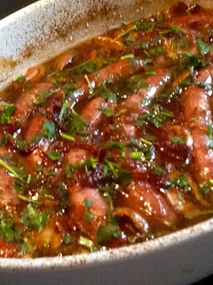 Una foto de Estofado de salchichas con champiñones y cebolla roja caramelizada