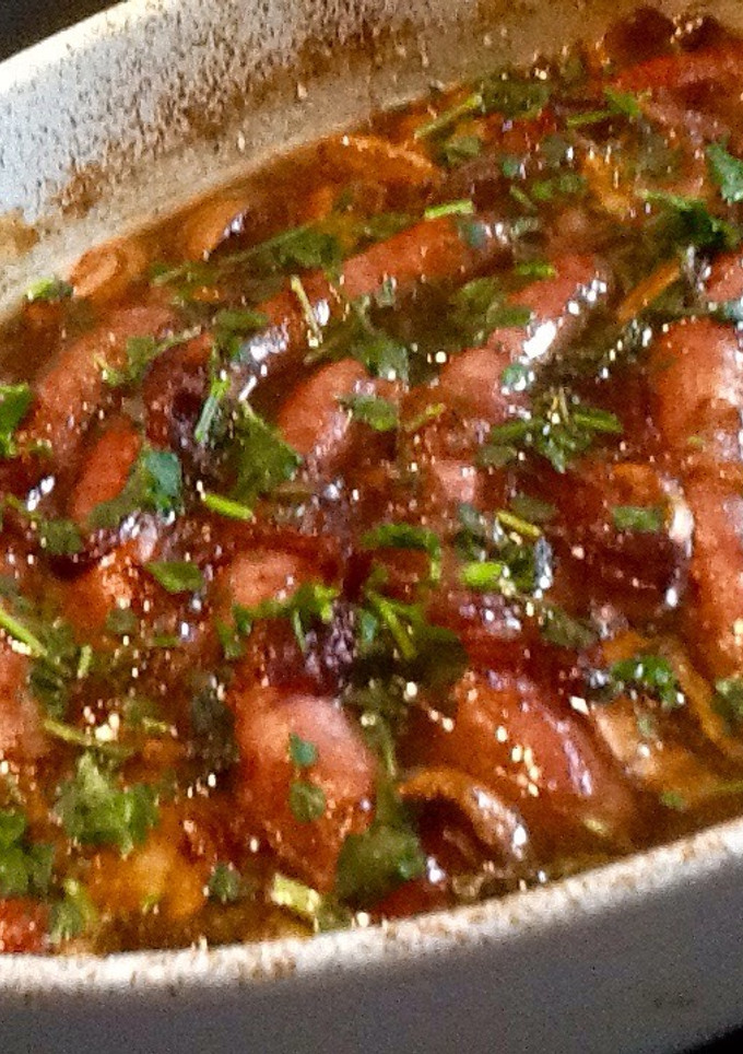 Una foto de Estofado de salchichas con champiñones y cebolla roja caramelizada
