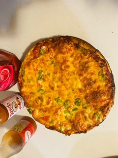 A picture of Easy pesy minutes made Cheesy Pizza 🍕.