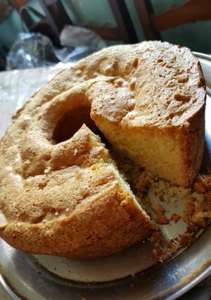 Una foto de Torta de limón esponjosa y fácil🍋